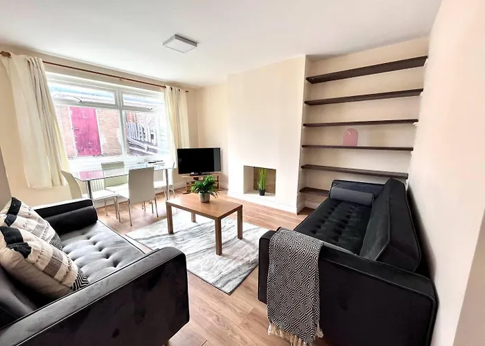 Central 4 Bedroom House With Driveway