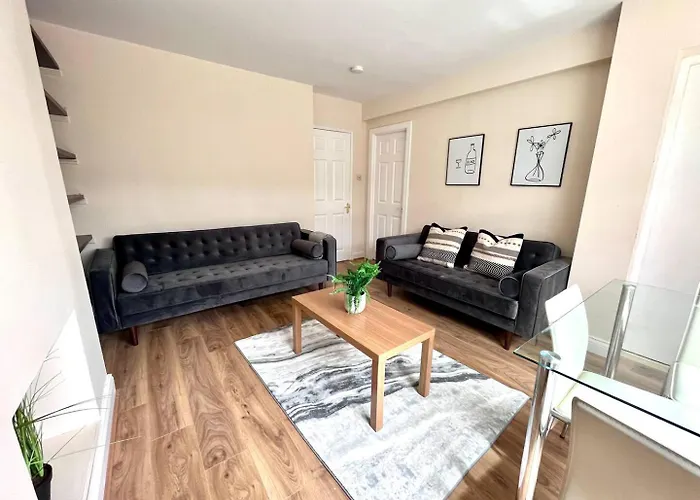 Central 4 Bedroom House With Driveway