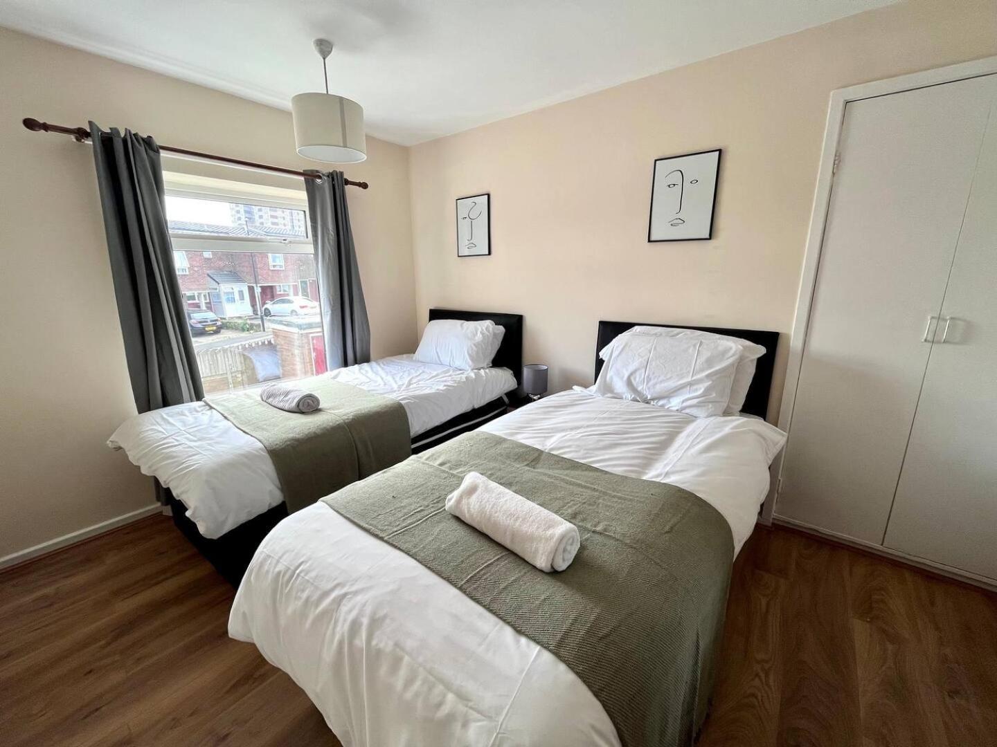 Holiday home 4 Bedroom House With Driveway Newcastle upon Tyne