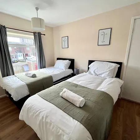 Central 4 Bedroom House With Driveway Newcastle upon Tyne Exterior photo