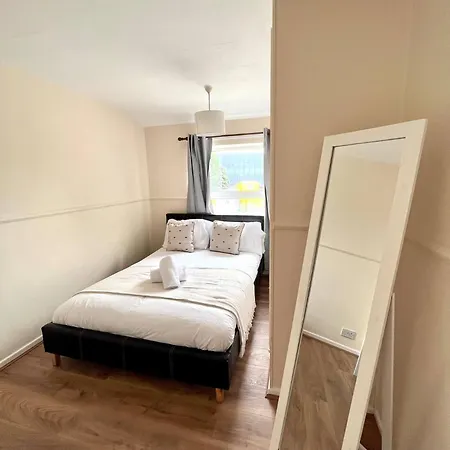Central 4 Bedroom House With Driveway Newcastle upon Tyne Exterior photo